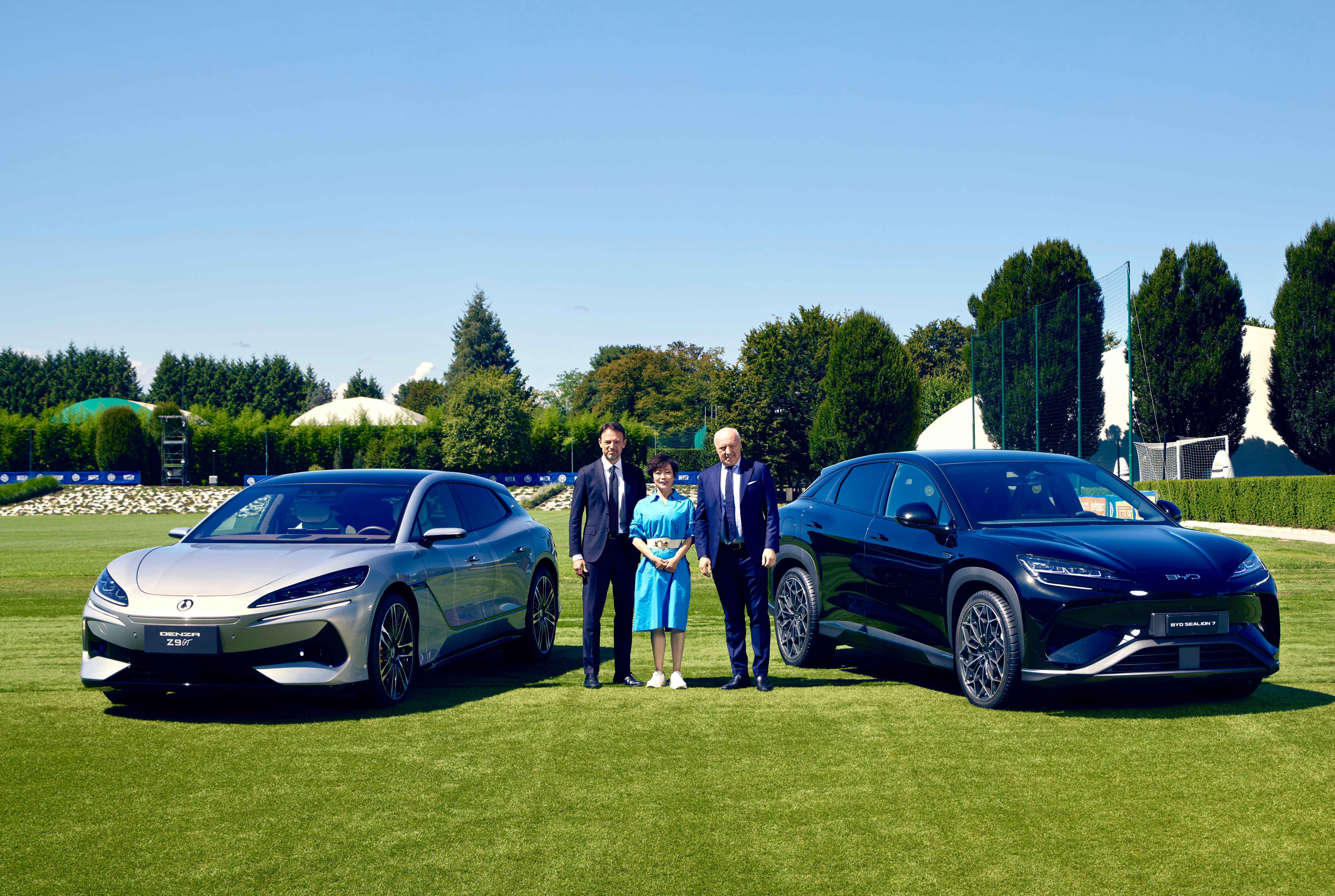Group Photo (From left to right : Giorgio Ricci, Chief Revenue Officer of FC Internazionale Milano; Stella Li, Executive Vice President of BYD; Giuseppe Marotta, President and CEO of FC Internazionale Milano)